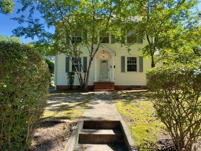 Building Photo - Charming Home!
