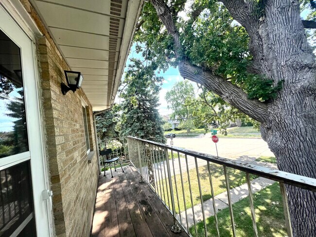 12 W 21st Ave