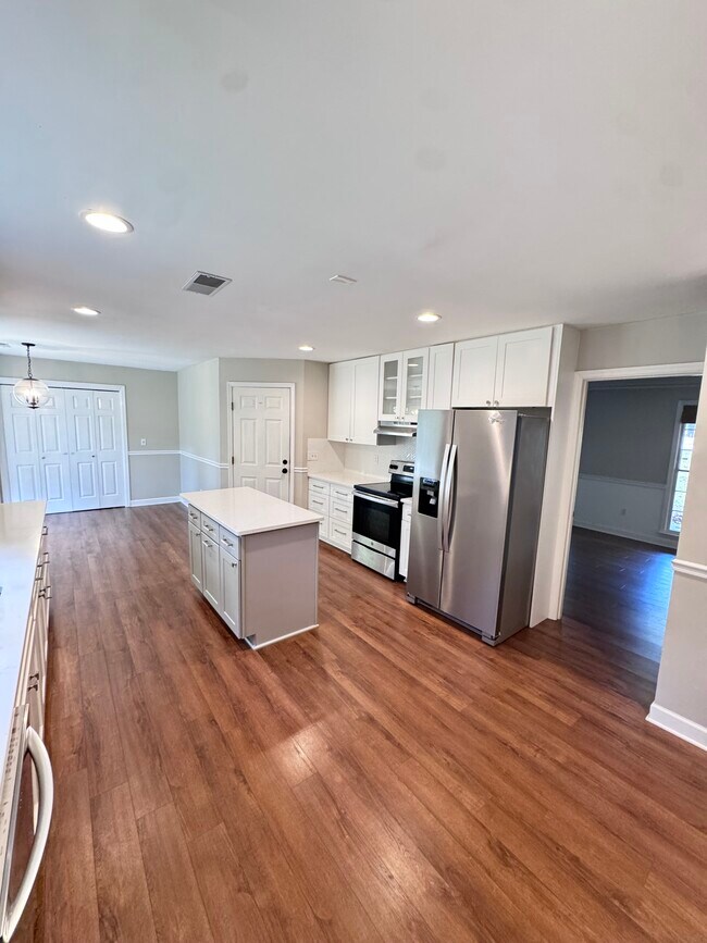 Photo - 1884 Dovonshire Rd S W