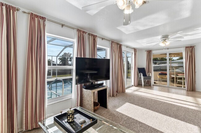 Photo - FURNISHED SHORT TERM RENTAL - 3 Bed / 2 Ba...