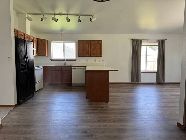 Photo - Occupied, do not disturb tenants, Terraced Estates 3br, 2ba, Dbl garage, Central air