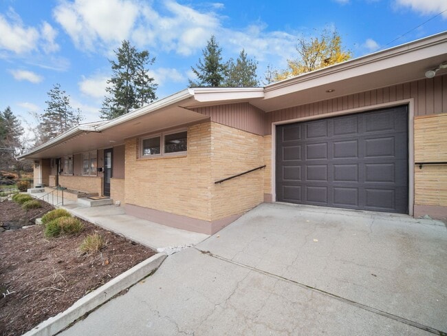 Building Photo - Manito House Unit 107