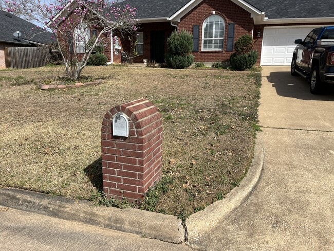 Building Photo - 302 Red Oak Ln