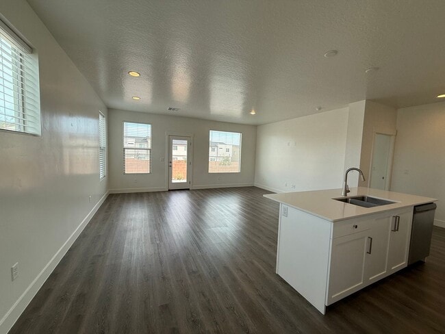 2313 E Luciano Ln
