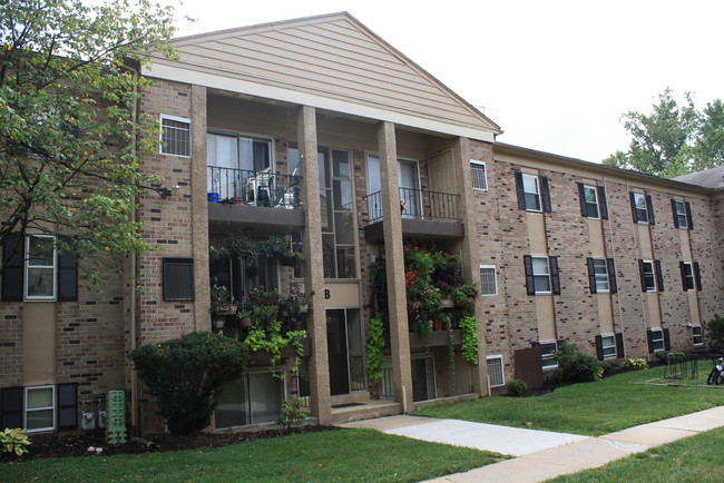 Manor Crossing - Manor Crossing Apartments