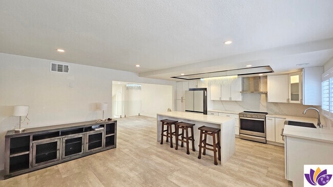 Building Photo - 18130 Oxnard St Rental