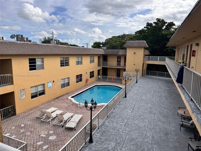 Building Photo - 6840 Pembroke Rd Unit 118