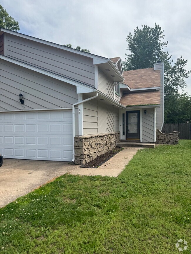 Building Photo - "Spacious 3-Bed Condo Oasis with 2.5 Baths...