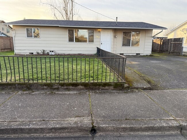 Building Photo - Updated 3 bedroom 1 bathroom house!