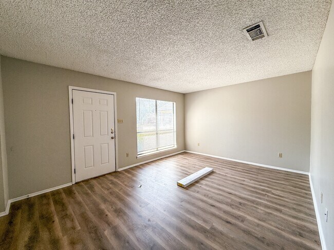 Photo - 607 Frostwood Dr