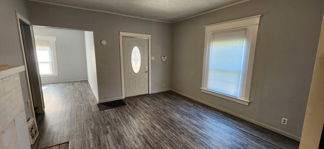 Photo - 115 E Conron Ave