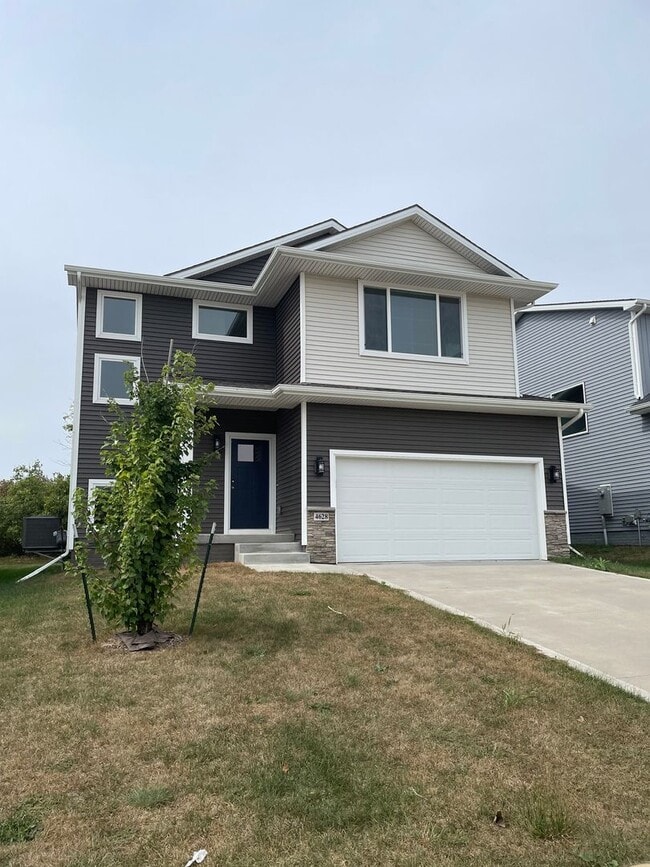 Building Photo - 3 bedroom 3 bathroom Single-Family Home in...