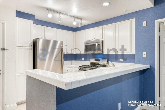 Photo - 180 Caldecott Ln