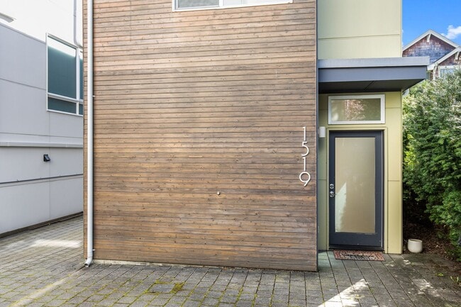Building Photo - Spacious 3 BR home in Seattle