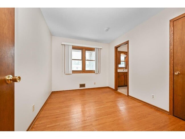 Photo - 10517 Quebec Ave N