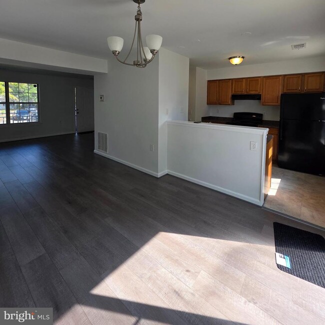 Photo - 404 Trefoil Pl