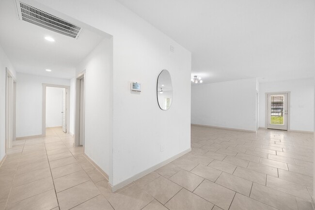 Photo - 818 Starcross Bnd Dr