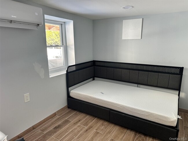 Building Photo - 245 Glenhill Ave Unit Room 1