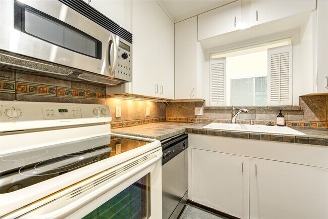 Photo - 1932 W Bell St