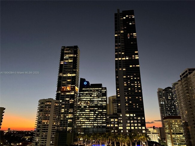 Building Photo - 1420 Brickell Bay Dr Unit 1406D