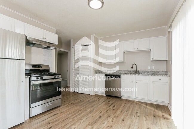 Photo - 922 W 54th St