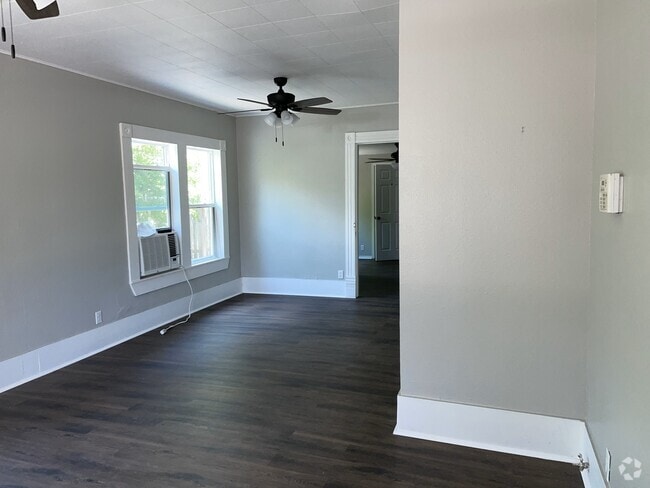 Building Photo - 415 E Kenedy Ave Unit Back Rental