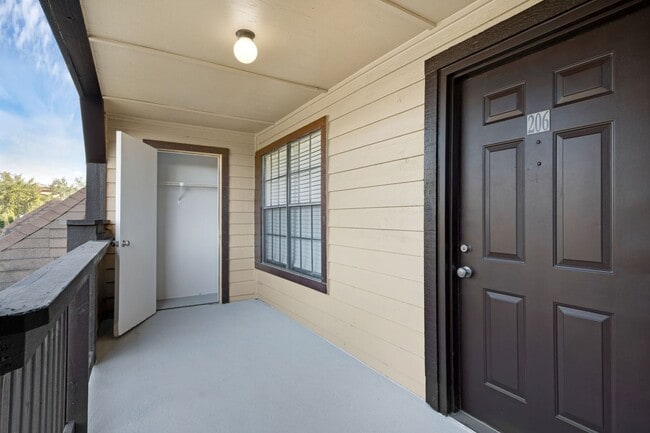 Photo - 1/1 Condo in Gated Lakefront Community ~ Laminate Flooring and Brand-New SS Appliances!! Unit 206