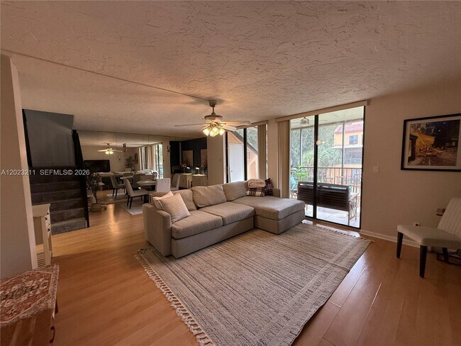 450 Commodore Dr Unit 306