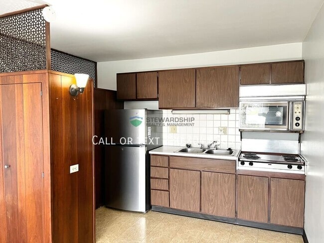 Building Photo - 2331 E Market St Unit 412