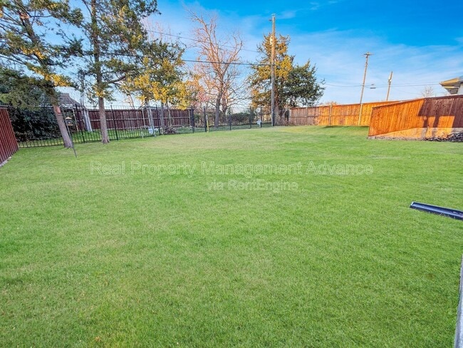 Photo - 313 E 3rd St