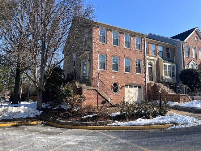 Building Photo - Rarely available end-unit townhome in the heart of Tysons!