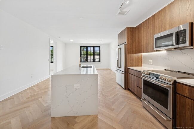 Photo - 100 E Putnam Ave Apartment Unit 211