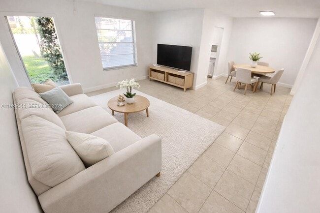 Building Photo - 400 NE 1st St Unit 105