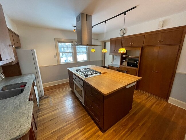 Photo - Timeless Spacious 3br + Den/2ba Edina Home w/Hardwood Floors, Large Yard, 2 Car Garage