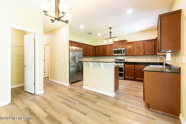 Photo - 825 Marjories Way