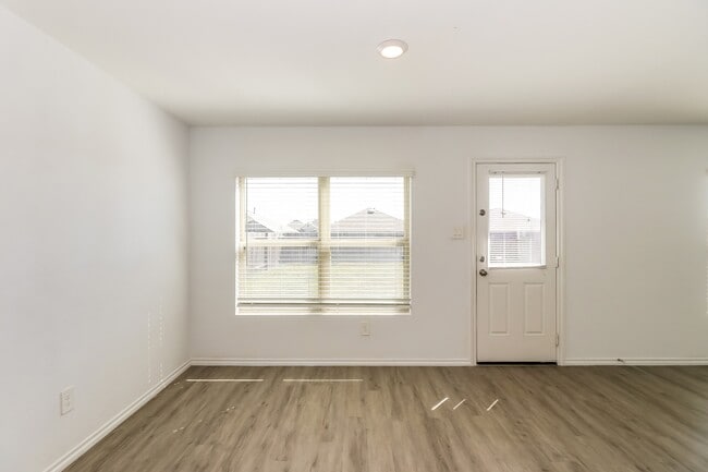 Photo - 310 Pickwick Gdns Ln