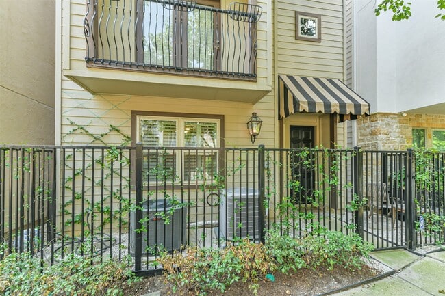 Building Photo - 5823 Lacy St Rental