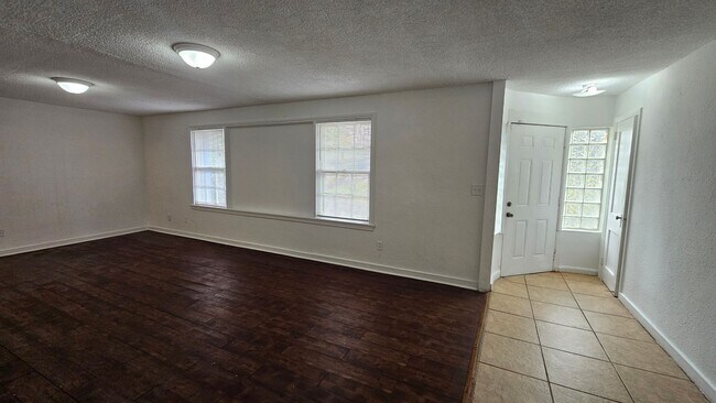 Photo - 4833 Plymouth St