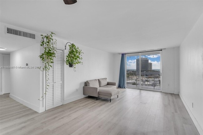Building Photo - 6900 Bay Dr Unit 11F Rental