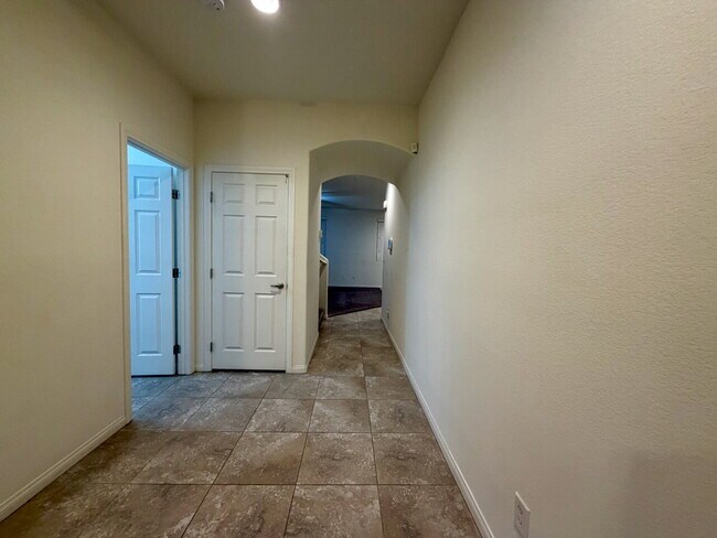 Beautiful 2260sqft 3bed 2.5bath with tile downstairs, carpet in Den & Living Room