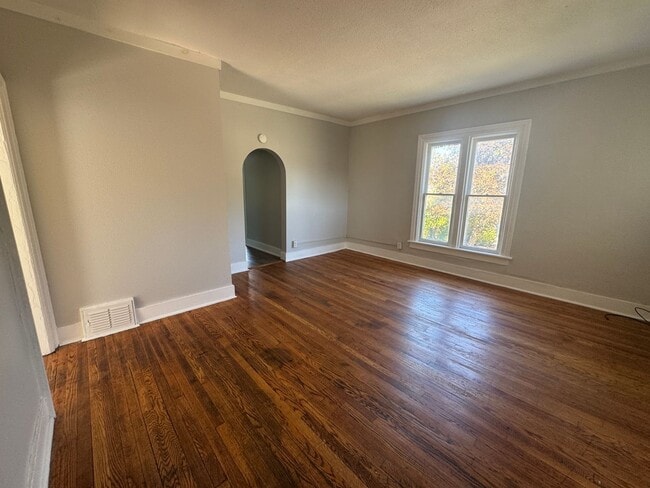 Building Photo - 302-304 Lenox Ave Unit #2 Second Floor