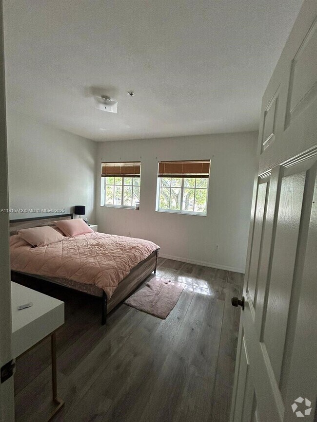 Building Photo - 3924 SW 52nd Ave Unit C6 Rental