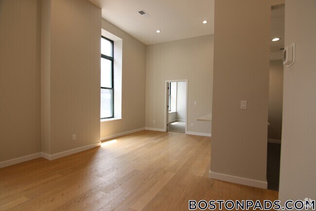 Building Photo - 1661 Washington St Rental