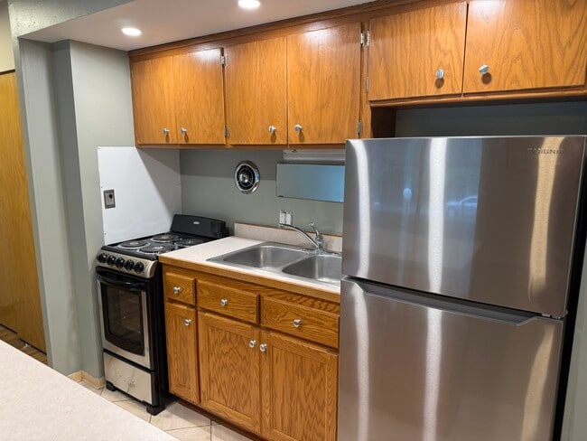 Building Photo - 405 10th Ave N Unit 203
