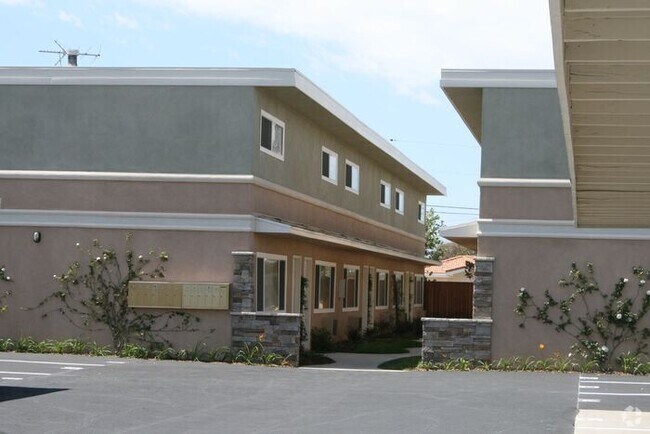Building Photo - Renovated Townhouse in Paramount w/ Parkin...