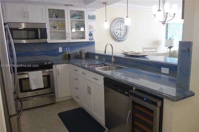 Building Photo - 5701 Collins Ave Unit 1510