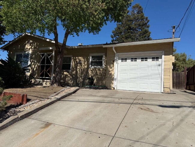 Building Photo - Charming 3-Bedroom Martinez Home with Cozy Fireplace & Spacious Living!