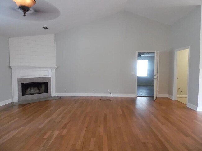 Photo - 147 Royal Dr