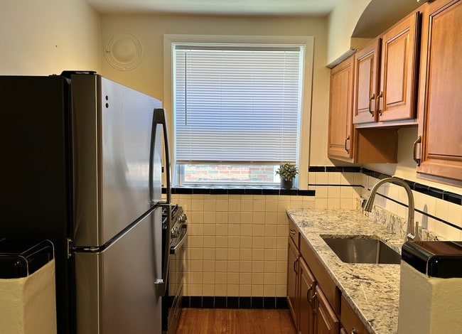 Building Photo - 6312 Bancroft Ave Unit 1E Rental