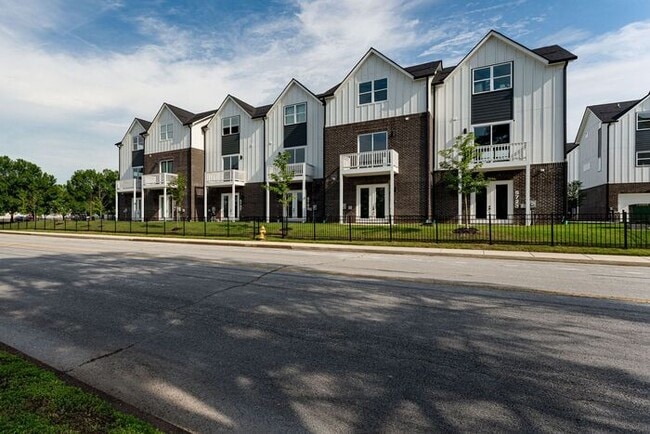 Building Photo - 5675 Sofias Cir